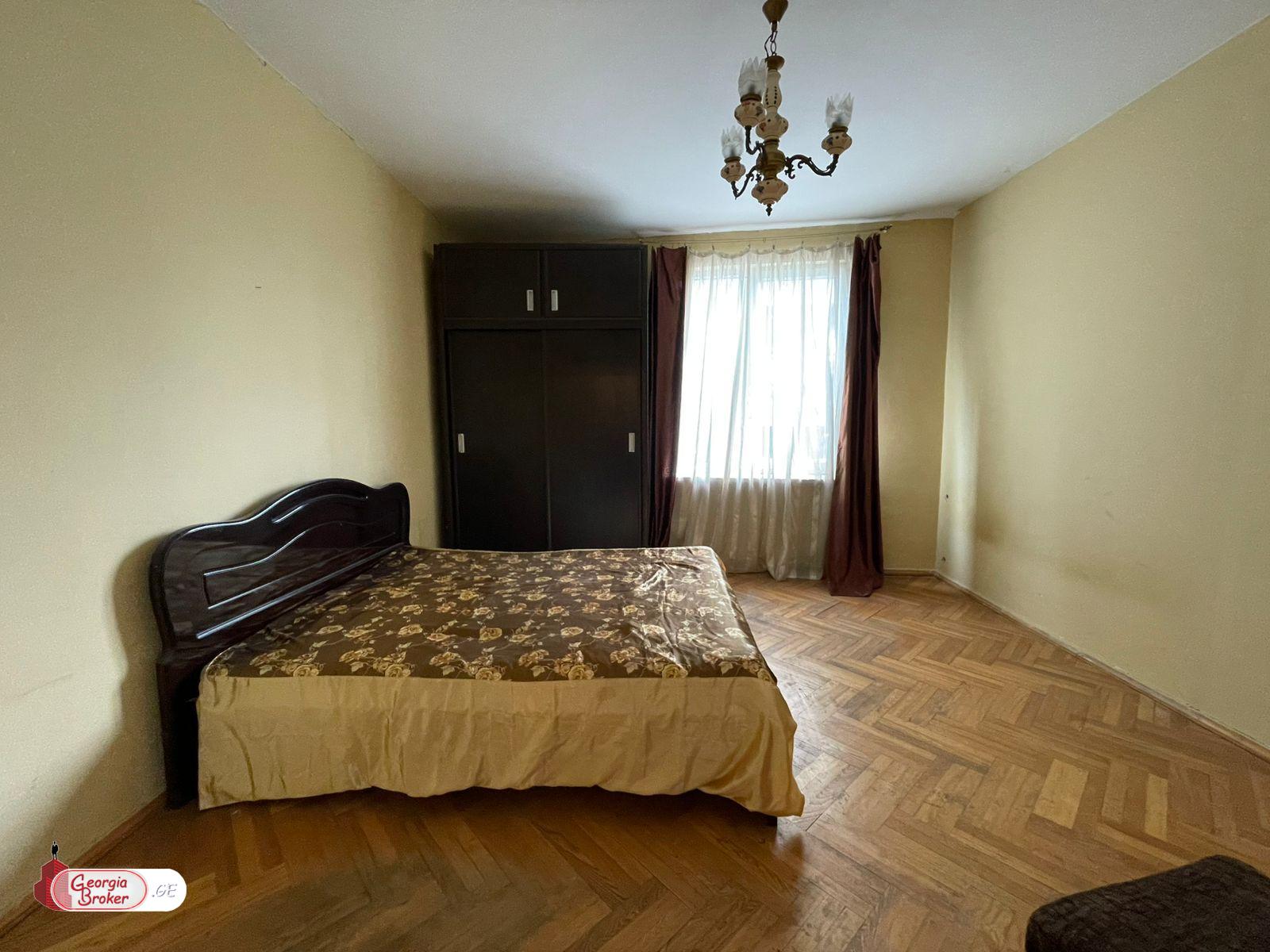 იყიდება სარემონტო 7 ოთახიანი ბინა